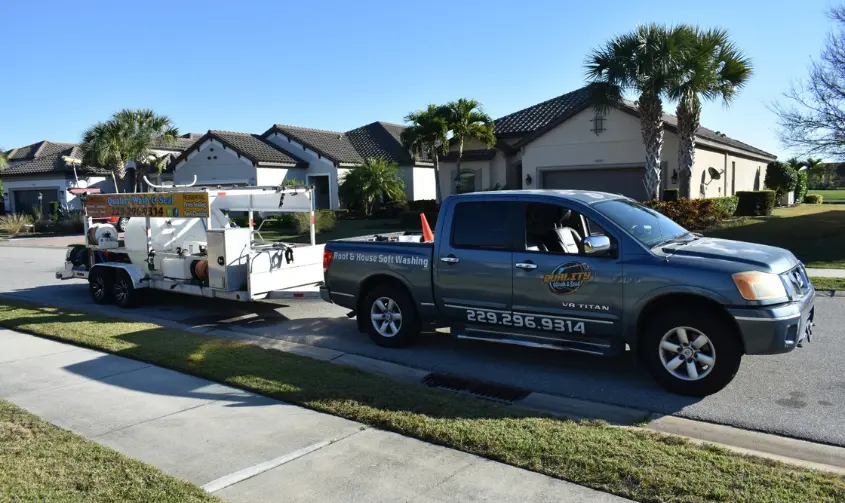 Camioneta de Quality Wash & Seal en residencia de Florida como parte del caso de éxito de MilSof Creations, agencia de marketing digital en Florida.